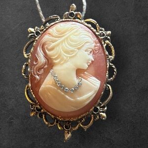 Vintage Cameo Pendant Necklace